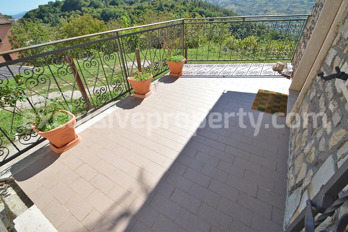 Move-in Ready Town House with Terrace and Hillside Views in Duronia - Molise