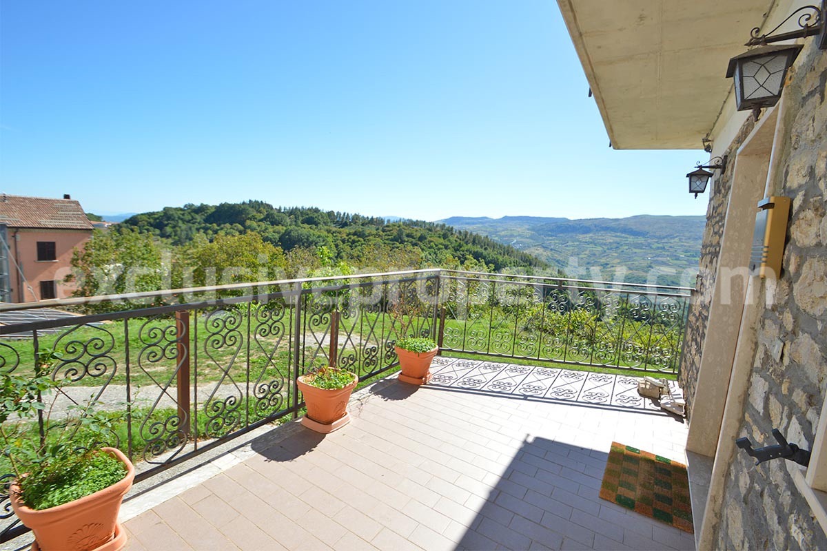 Move-in Ready Town House with Terrace and Hillside Views in Duronia - Molise