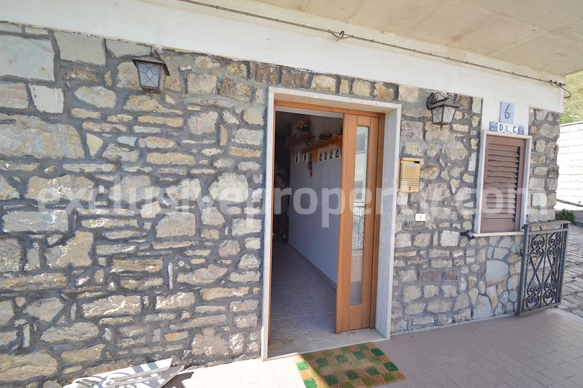 Move-in Ready Town House with Terrace and Hillside Views in Duronia - Molise