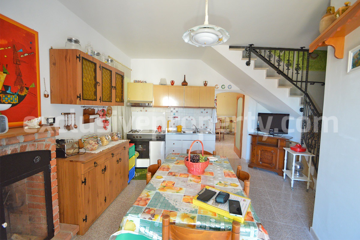 Move-in Ready Town House with Terrace and Hillside Views in Duronia - Molise