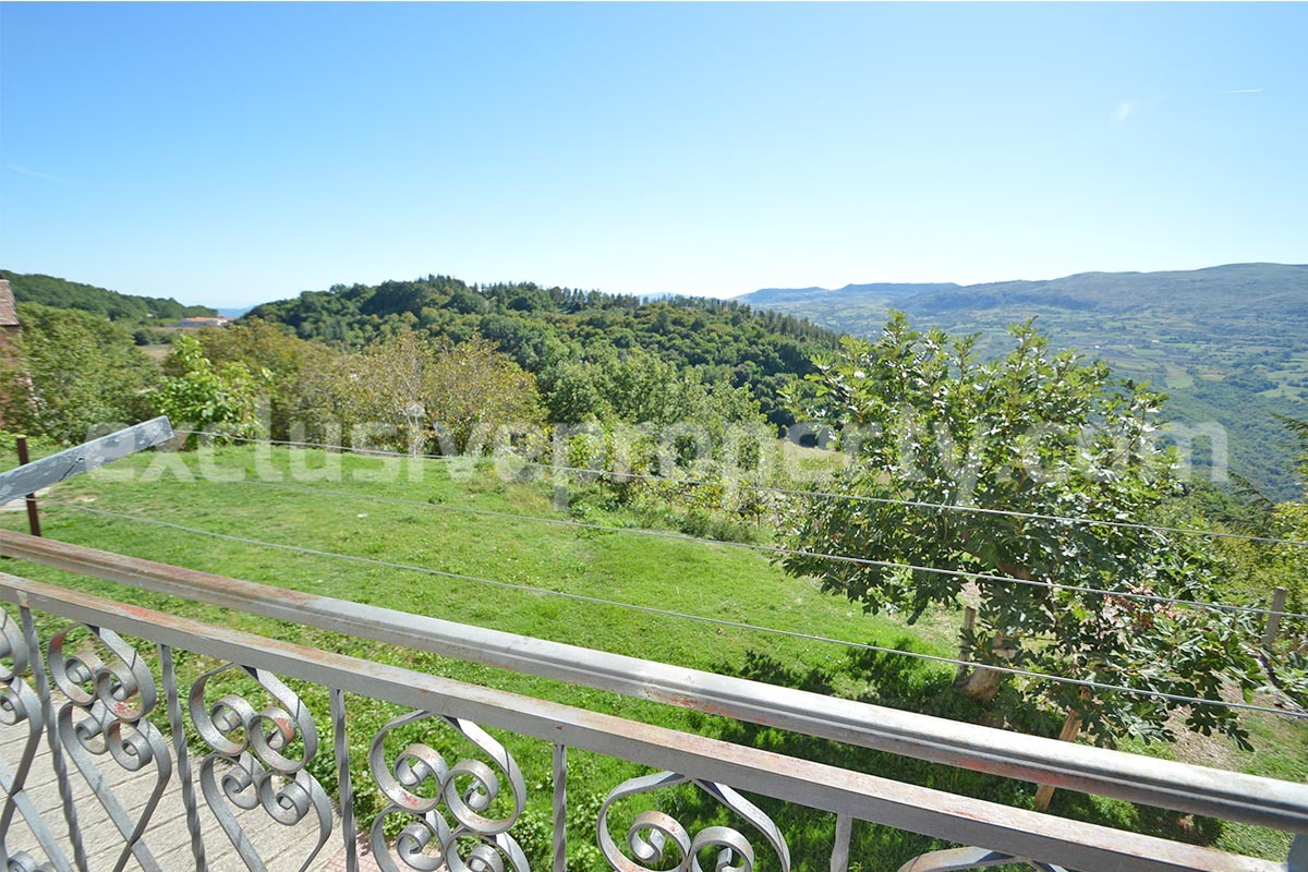 Move-in Ready Town House with Terrace and Hillside Views in Duronia - Molise