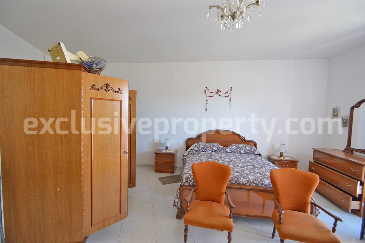 Move-in Ready Town House with Terrace and Hillside Views in Duronia - Molise