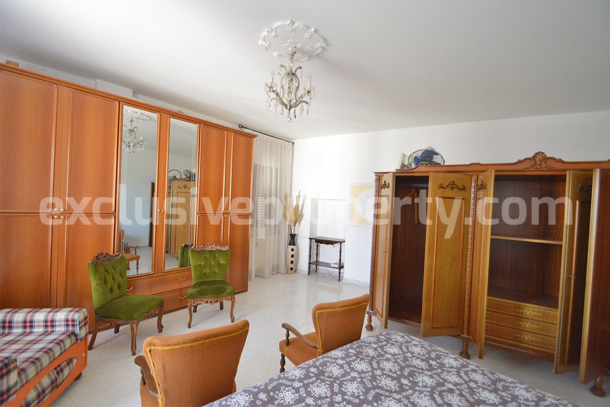 Move-in Ready Town House with Terrace and Hillside Views in Duronia - Molise