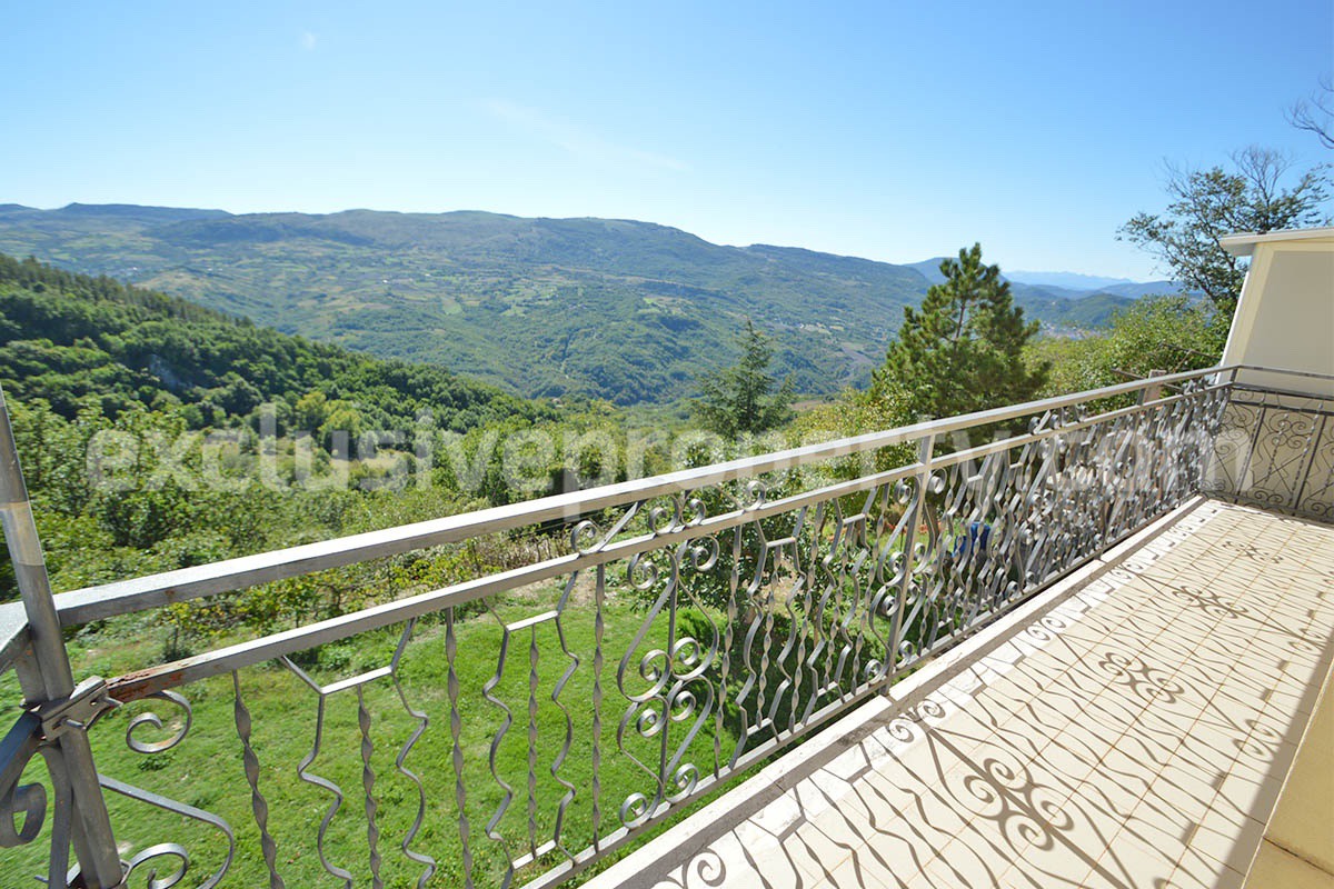 Move-in Ready Town House with Terrace and Hillside Views in Duronia - Molise