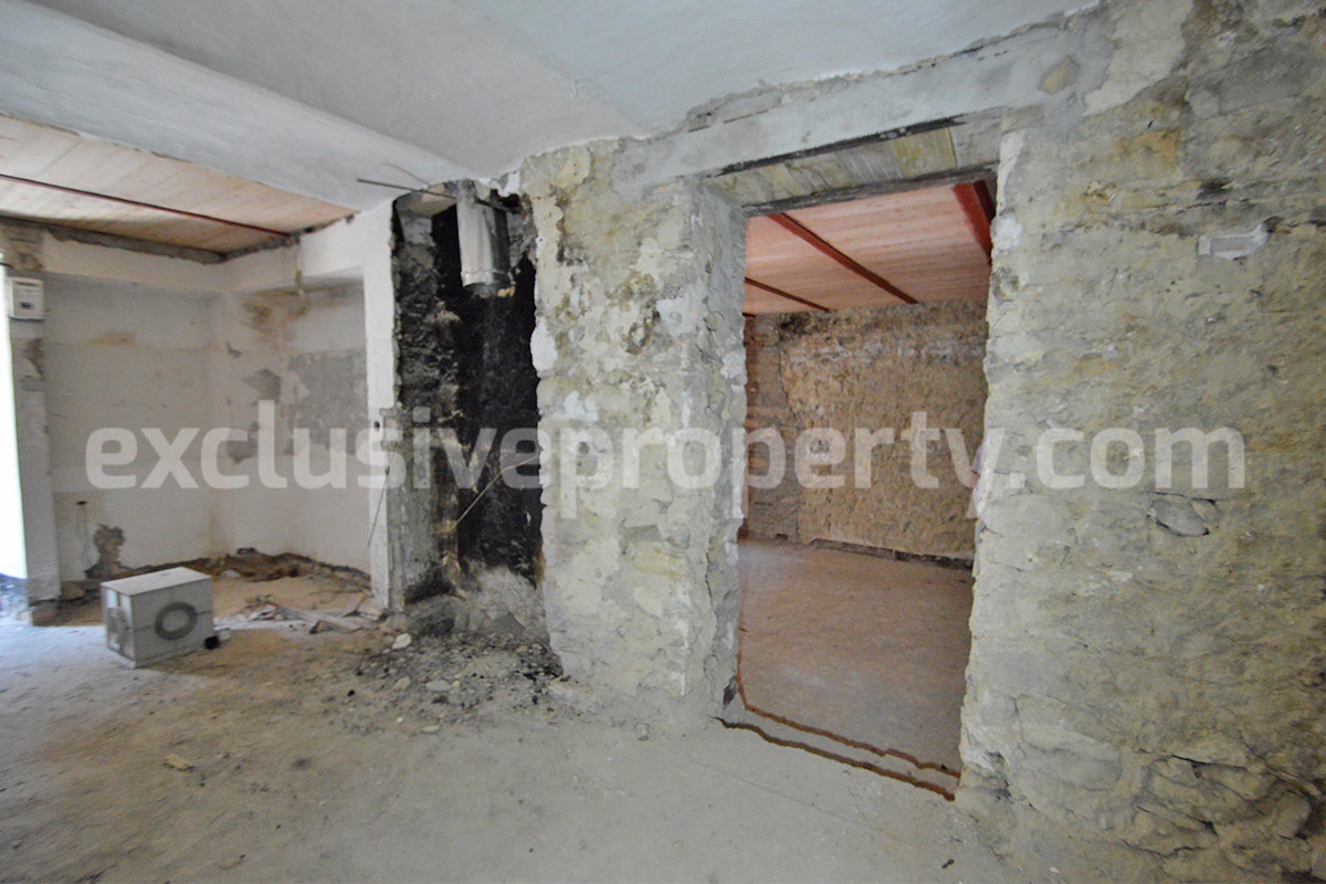 Stone House to Renovate Inside for Sale with New Roof and Garage in Italy