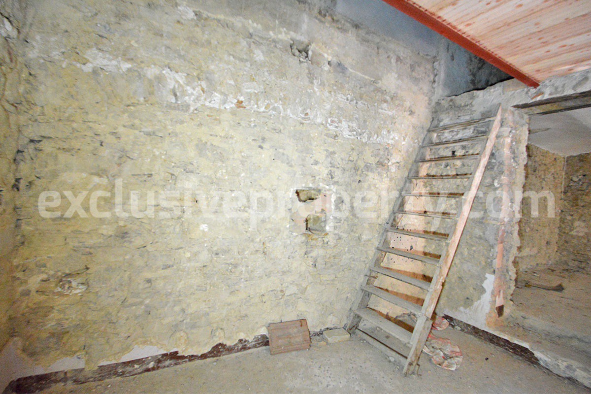 Stone House to Renovate Inside for Sale with New Roof and Garage in Italy