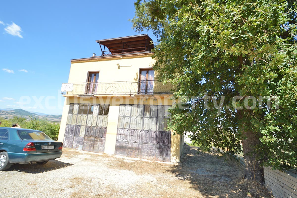 Country House with Land - Sea View and Large Garages for Sale in Acquaviva Collecroce - Molise