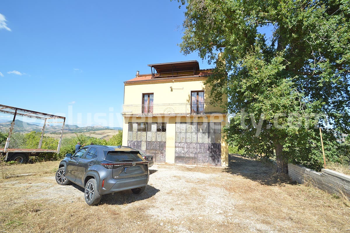 Country House with Land - Sea View and Large Garages for Sale in Acquaviva Collecroce - Molise