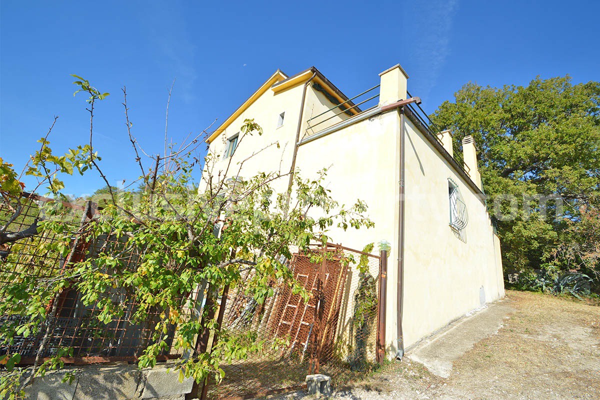 Italian Lake-View Country House for Sale in Molise - Panoramic Terrace - Private Land in Guardialfiera