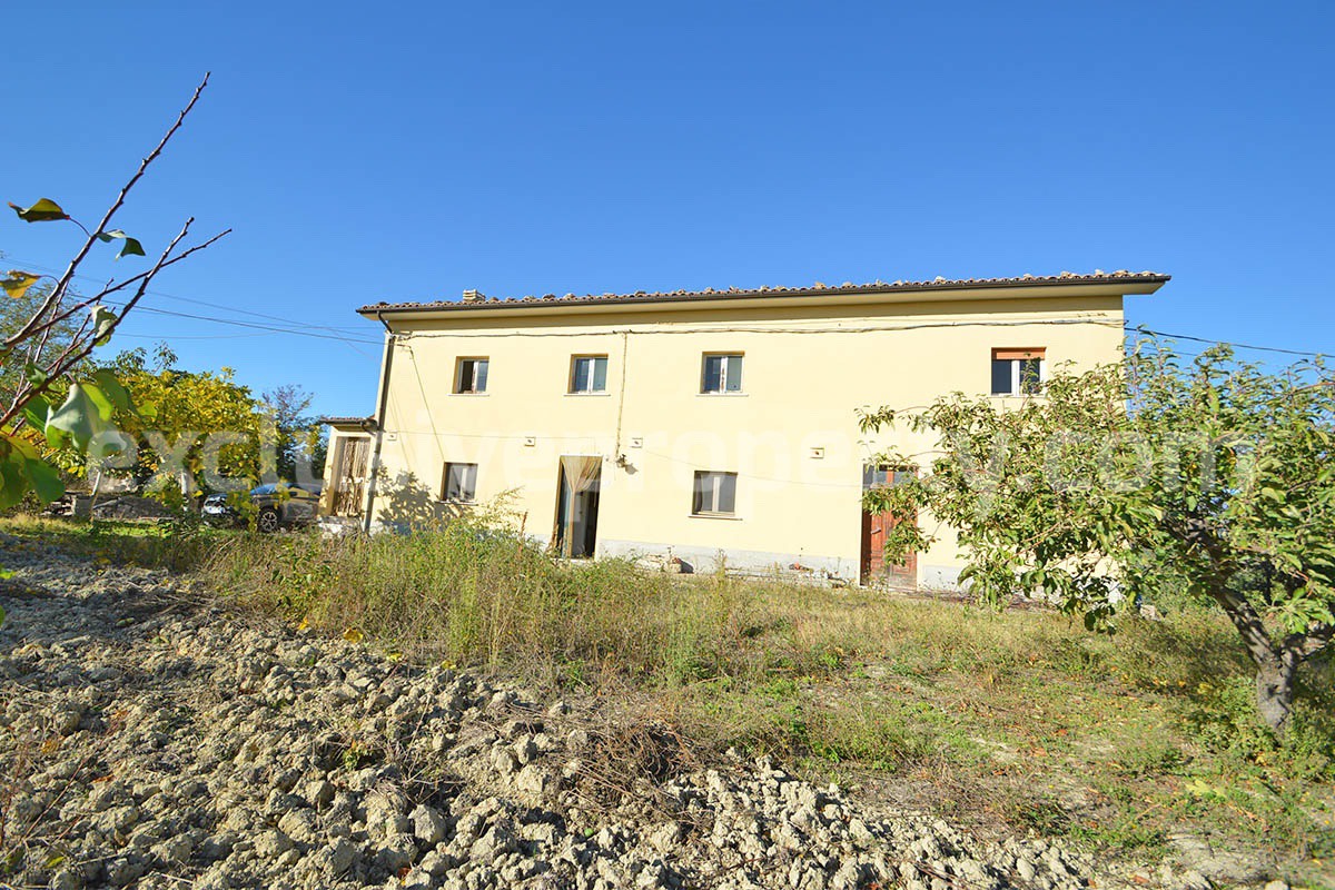 Country house to renovate for sale in Altino with panoramic views of Majella and the Adriatic Sea
