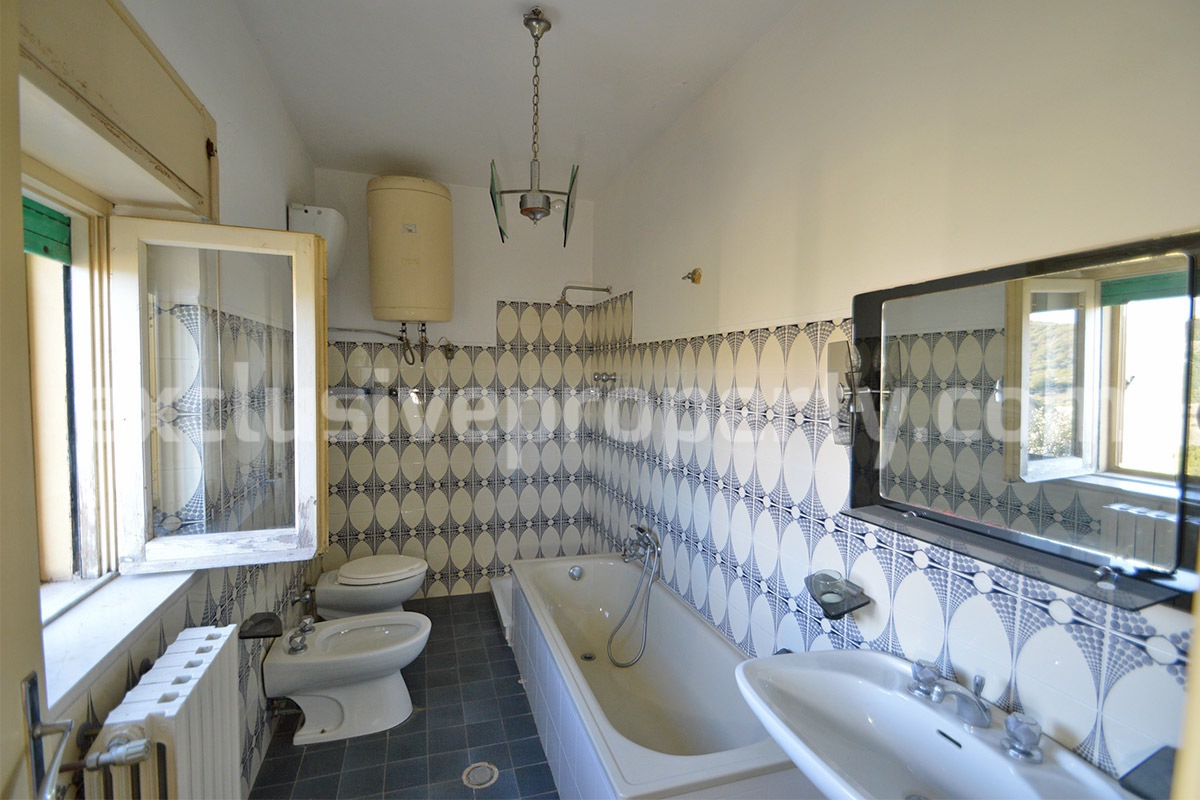 Country house to renovate for sale in Altino with panoramic views of Majella and the Adriatic Sea