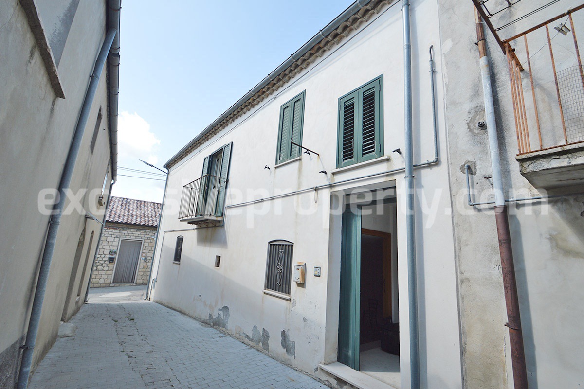 Charming town house for sale in Italy with panoramic countryside views