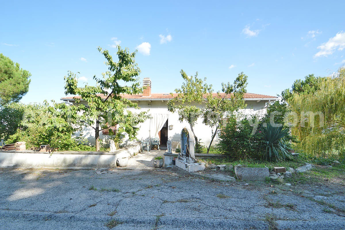 Spacious country house with panoramic hill views for sale in Molise - Italy