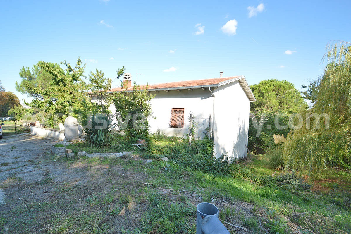 Spacious country house with panoramic hill views for sale in Molise - Italy