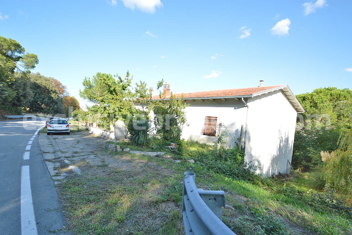 Spacious country house with panoramic hill views for sale in Molise - Italy