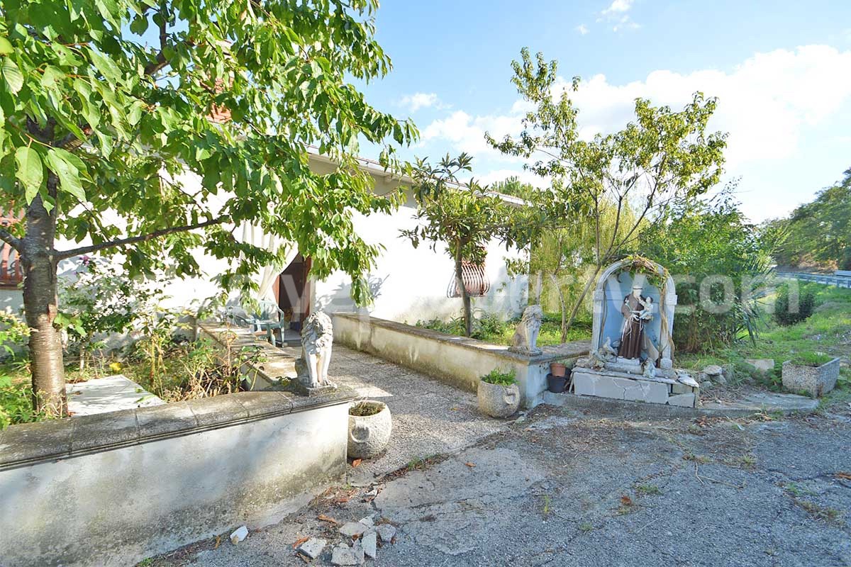 Spacious country house with panoramic hill views for sale in Molise - Italy