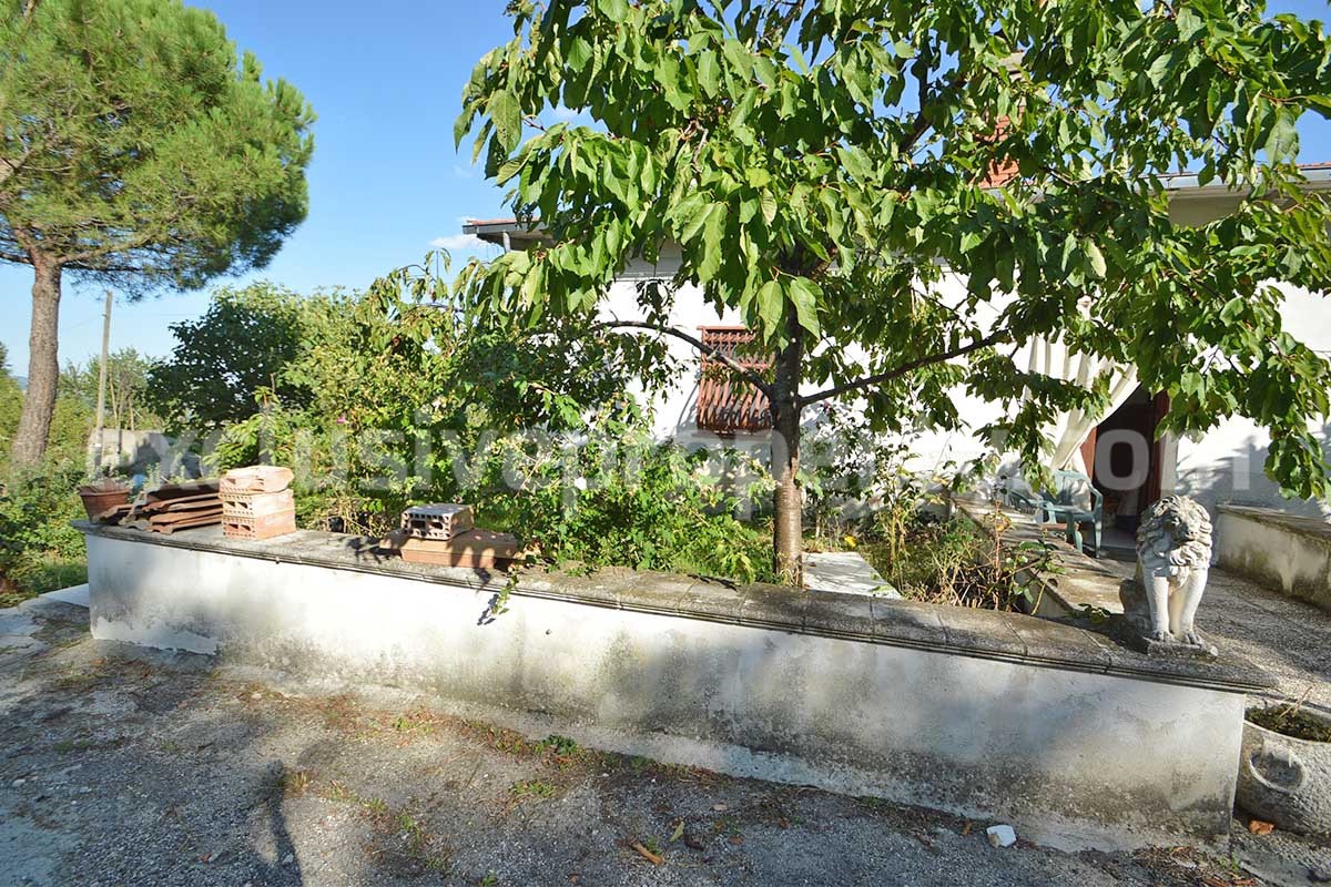 Spacious country house with panoramic hill views for sale in Molise - Italy