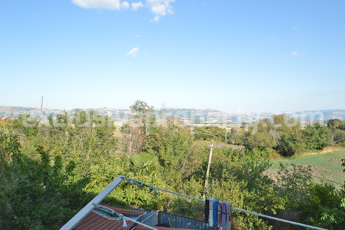 Spacious country house with panoramic hill views for sale in Molise - Italy