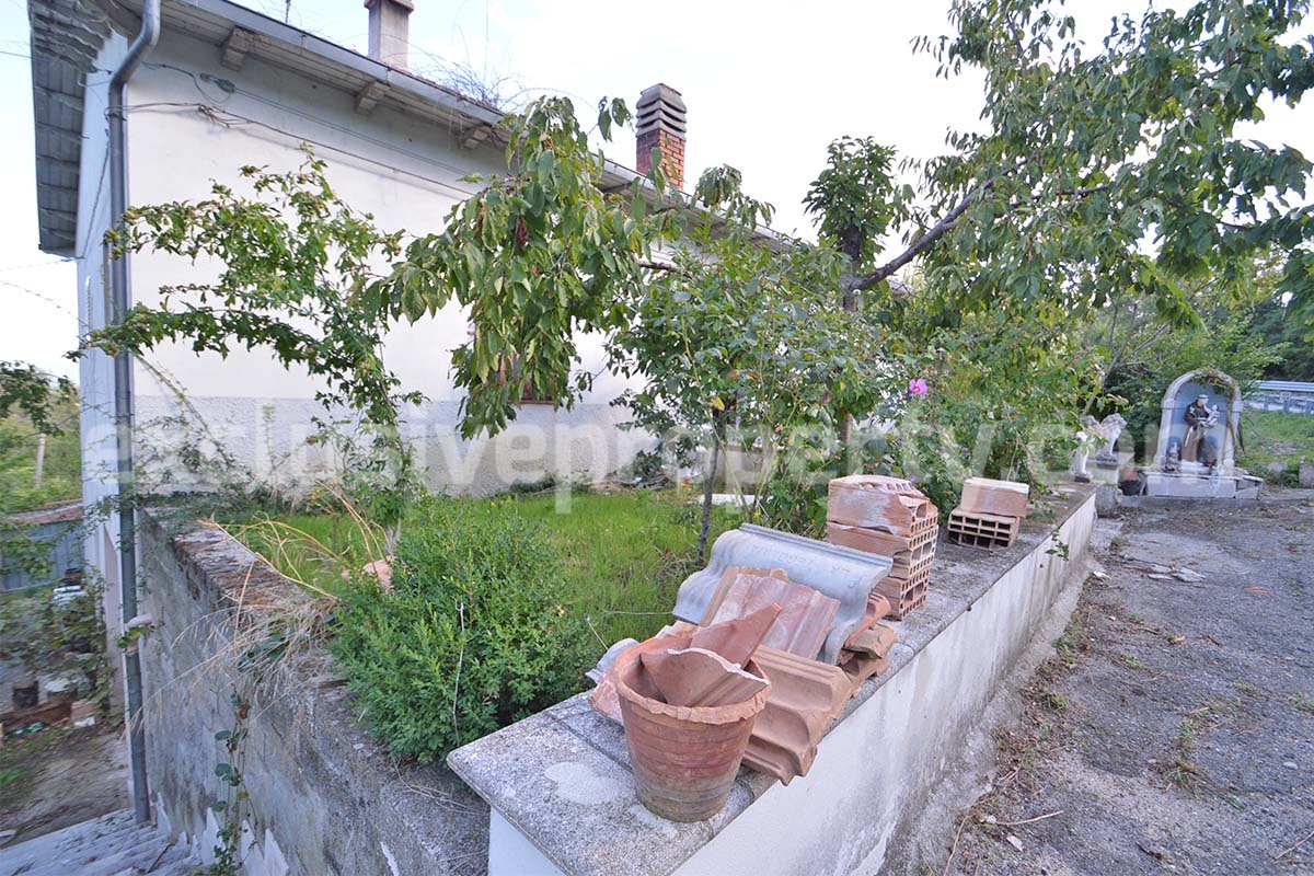 Spacious country house with panoramic hill views for sale in Molise - Italy