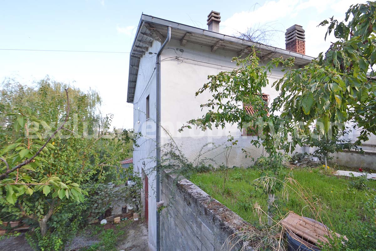 Spacious country house with panoramic hill views for sale in Molise - Italy