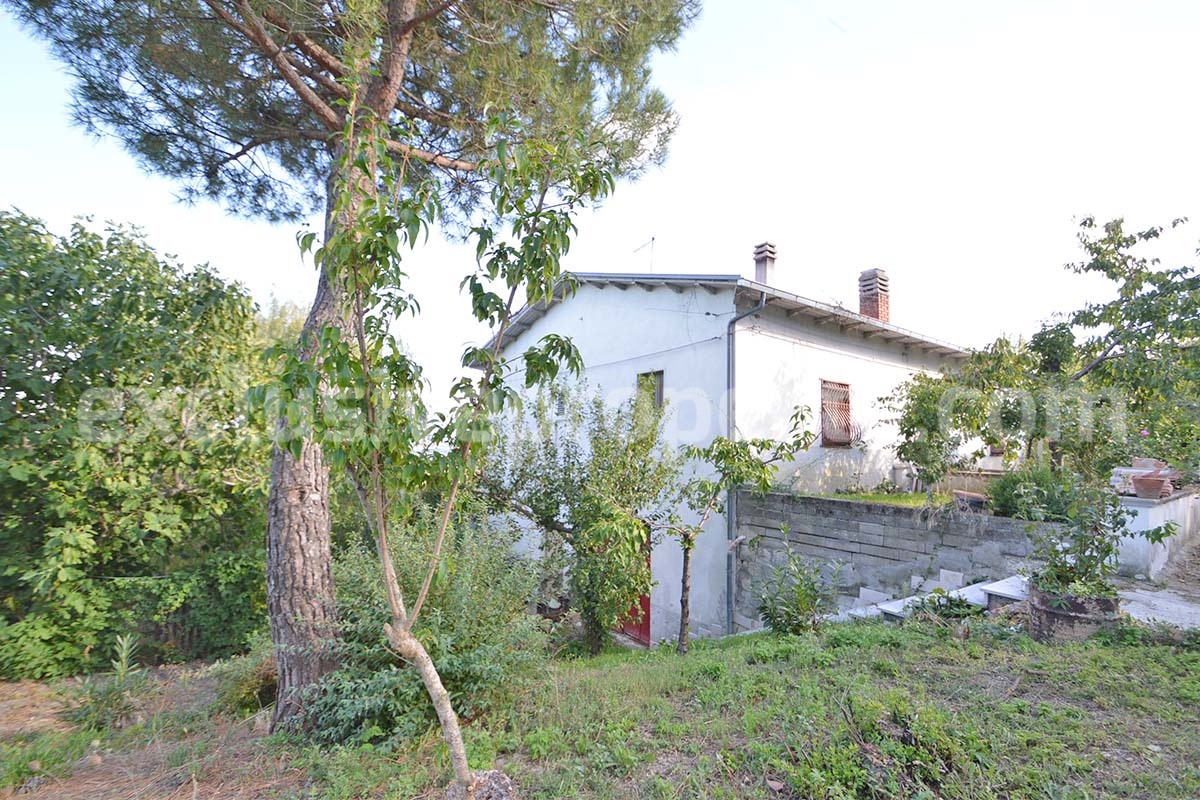Spacious country house with panoramic hill views for sale in Molise - Italy