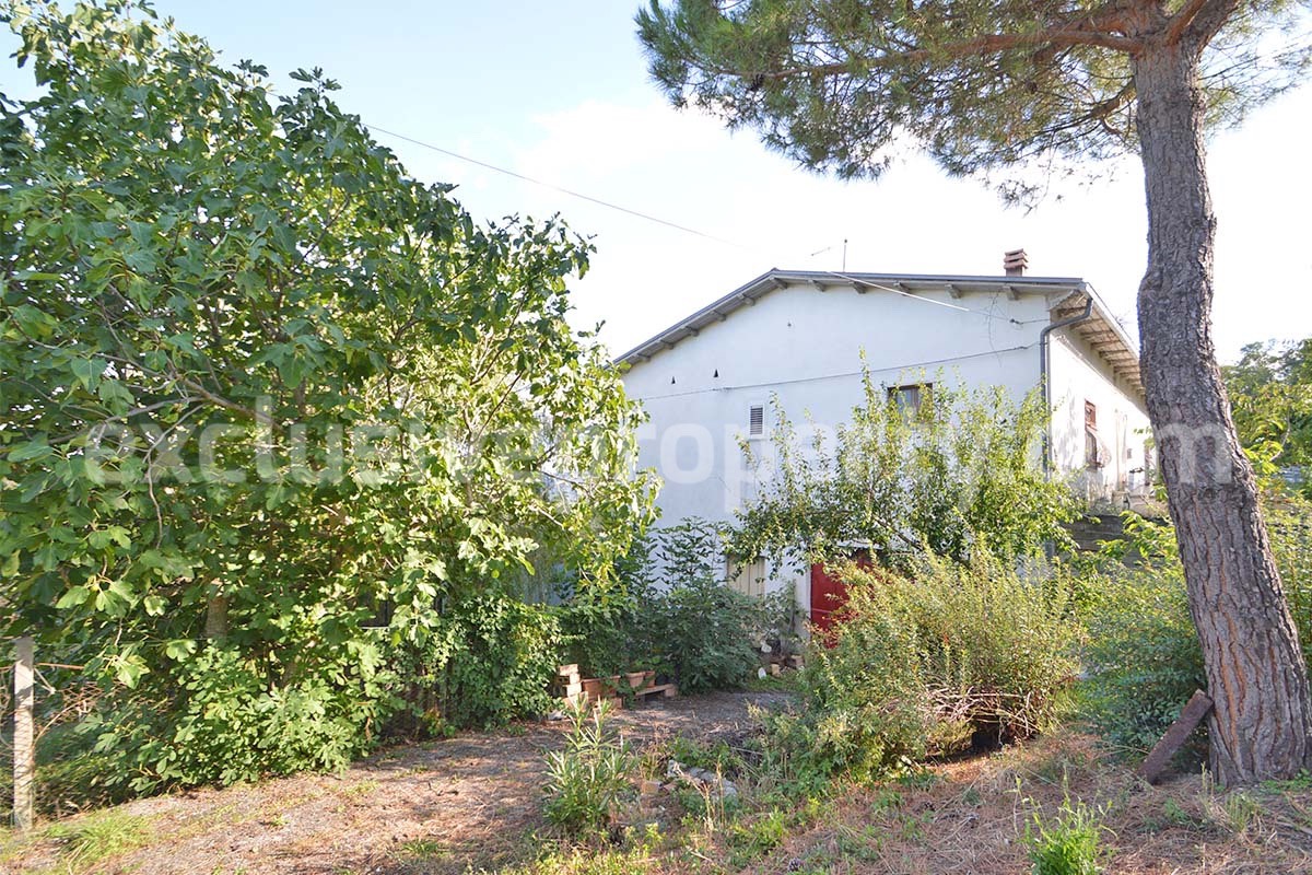 Spacious country house with panoramic hill views for sale in Molise - Italy