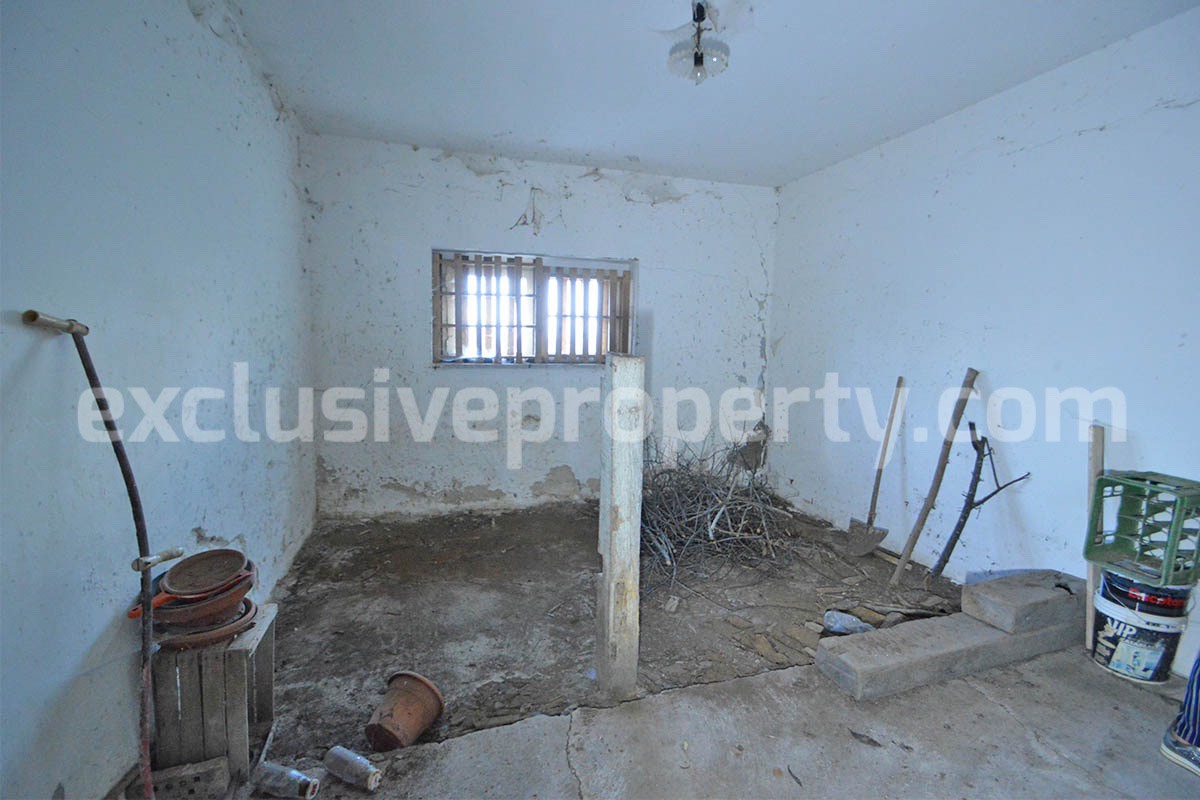 Spacious country house with panoramic hill views for sale in Molise - Italy