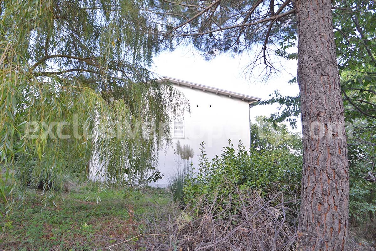 Spacious country house with panoramic hill views for sale in Molise - Italy