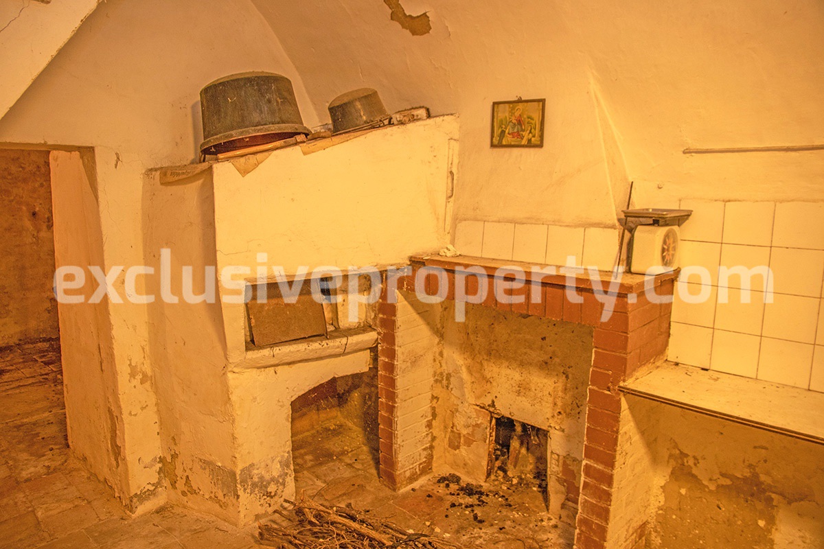 Habitable stone house with renovated roof for sale in Molise Region