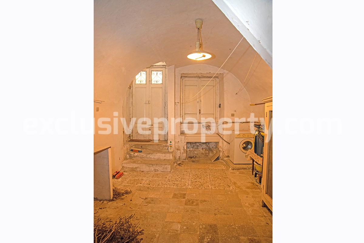Habitable stone house with renovated roof for sale in Molise Region