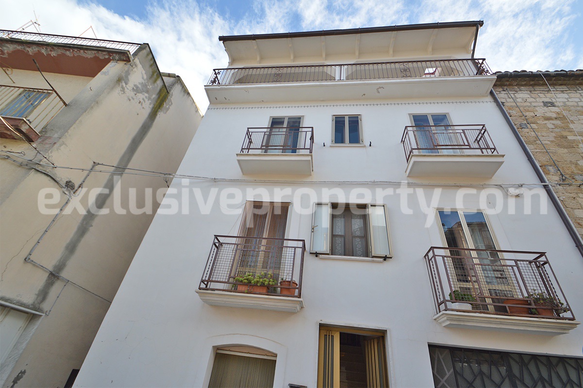 Spacious Townhouse for Sale in Acquaviva Collecroce - Molise with Terrace - Garage and Scenic Views