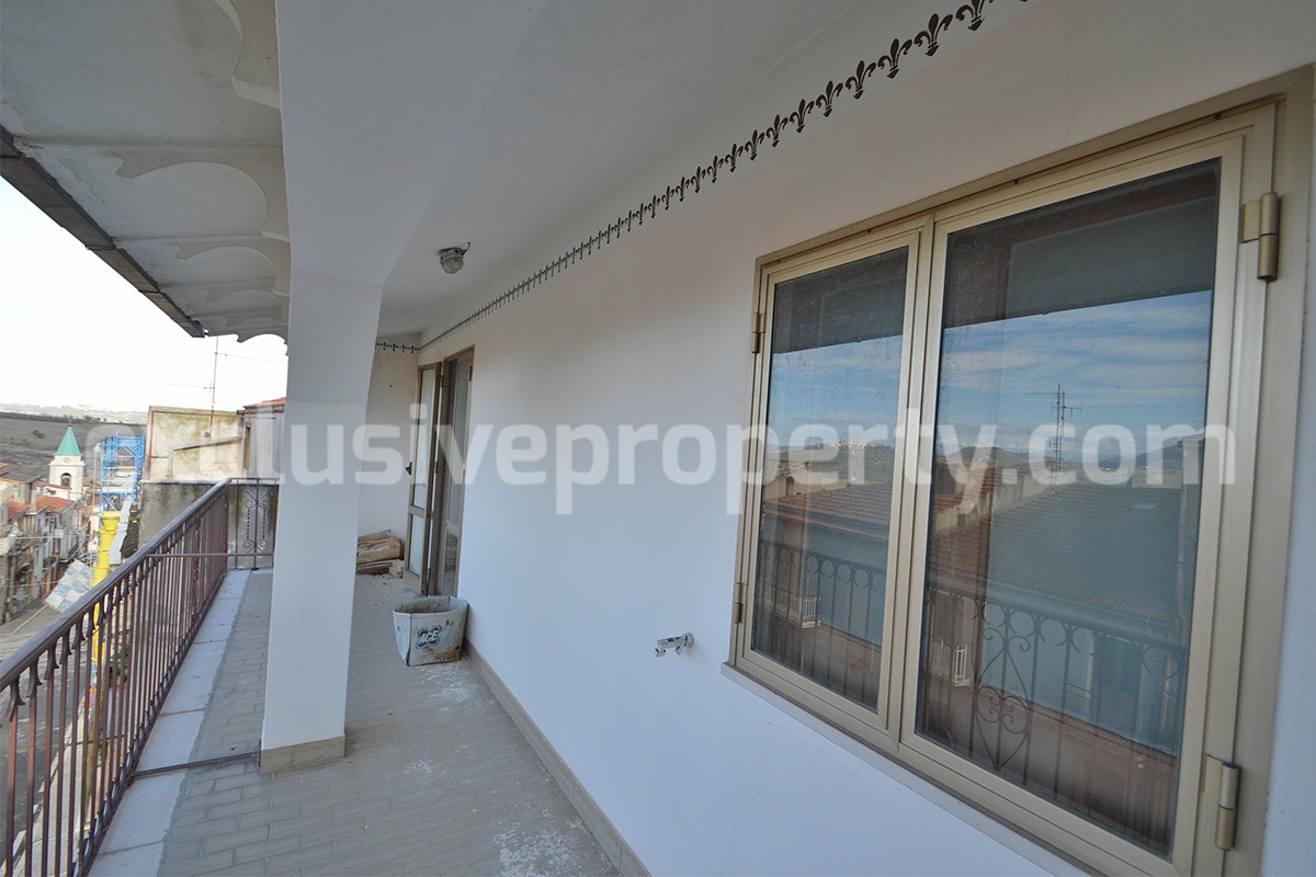 Spacious Townhouse for Sale in Acquaviva Collecroce - Molise with Terrace - Garage and Scenic Views