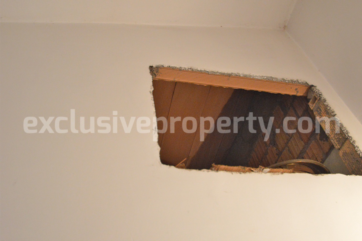 Spacious Townhouse for Sale in Acquaviva Collecroce - Molise with Terrace - Garage and Scenic Views