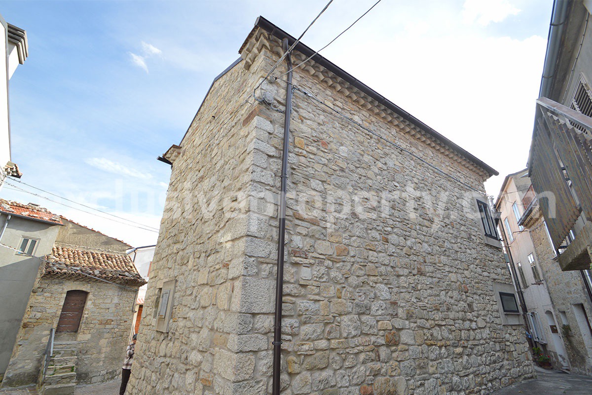 Cozy Stone Townhouse for Sale in Castelguidone in Abruzzo - Move-In Ready with Thermo-Fireplace