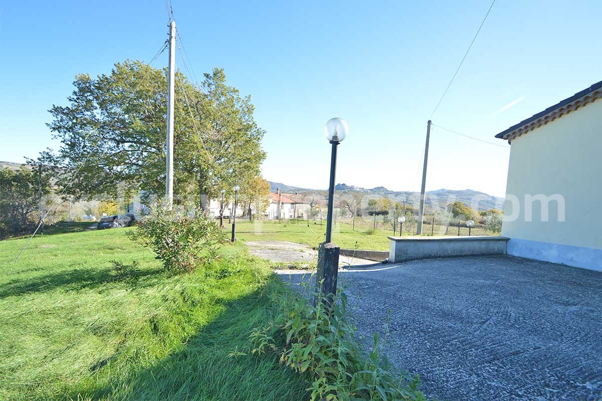 Character house with terrace and garden for sale in Molise - Italy