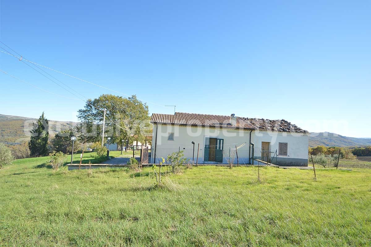 Character house with terrace and garden for sale in Molise - Italy