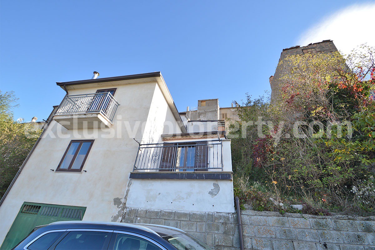 Ready-to-Move-In Town House with Panoramic Terrace for Sale in Schiavi di Abruzzo
