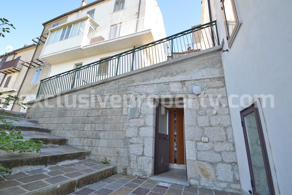 Ready-to-Move-In Town House with Panoramic Terrace for Sale in Schiavi di Abruzzo