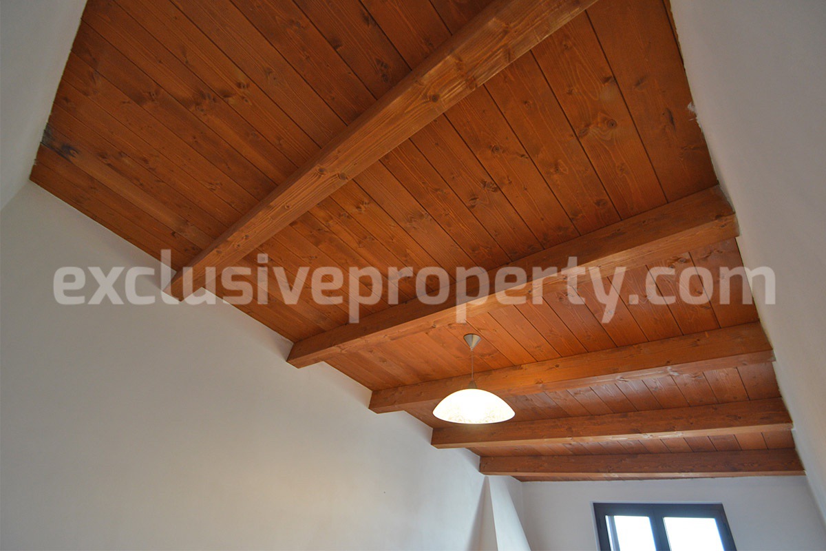 Ready-to-Move-In Town House with Panoramic Terrace for Sale in Schiavi di Abruzzo