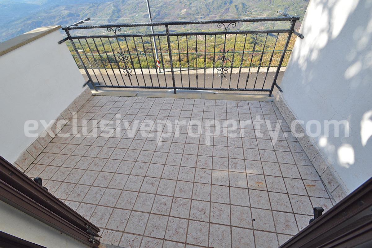 Ready-to-Move-In Town House with Panoramic Terrace for Sale in Schiavi di Abruzzo