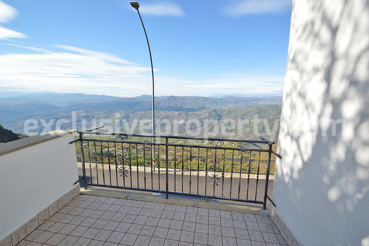 Ready-to-Move-In Town House with Panoramic Terrace for Sale in Schiavi di Abruzzo