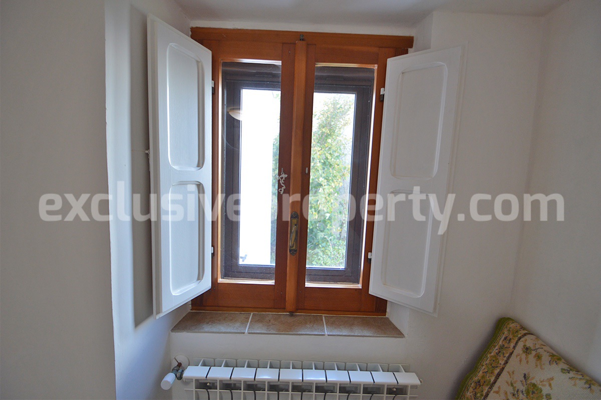 Ready-to-Move-In Town House with Panoramic Terrace for Sale in Schiavi di Abruzzo