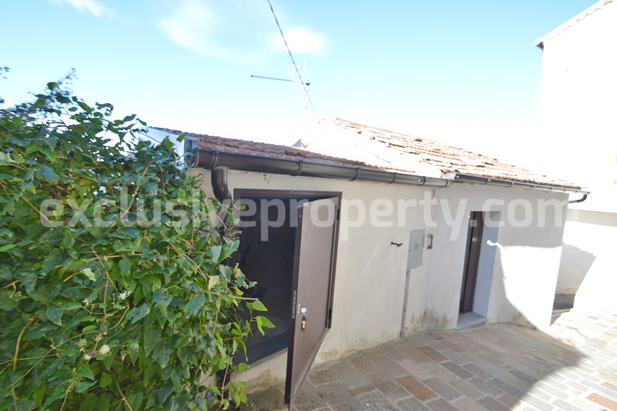 Ready-to-Move-In Town House with Panoramic Terrace for Sale in Schiavi di Abruzzo