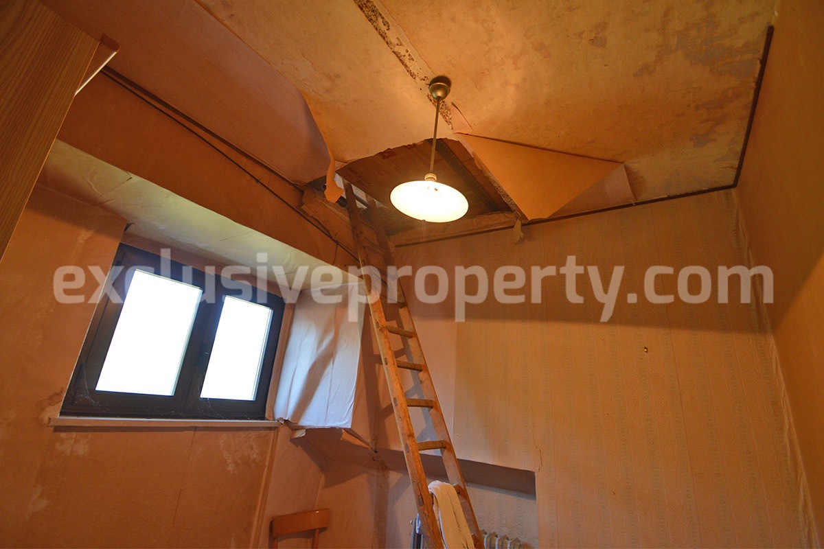 Spacious Stone Town House with Garage and Vaulted Ceilings for Sale in Guardialfiera - Molise