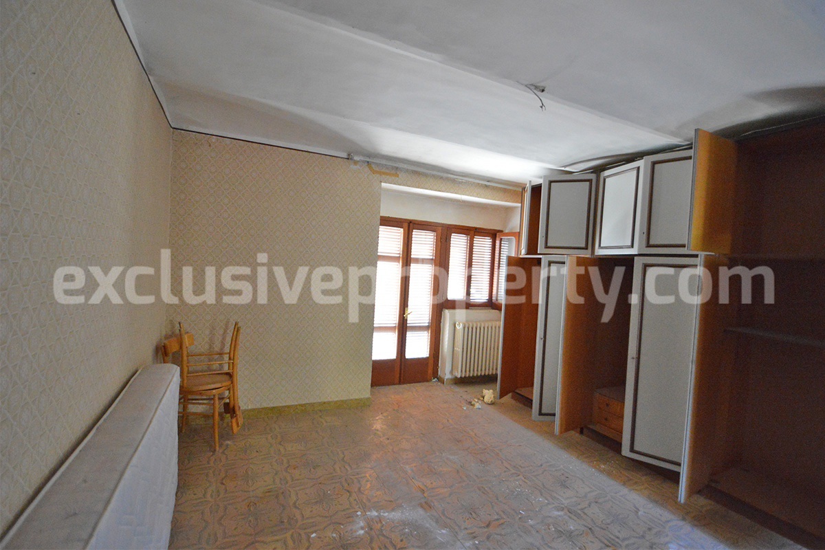 Spacious Stone Town House with Garage and Vaulted Ceilings for Sale in Guardialfiera - Molise