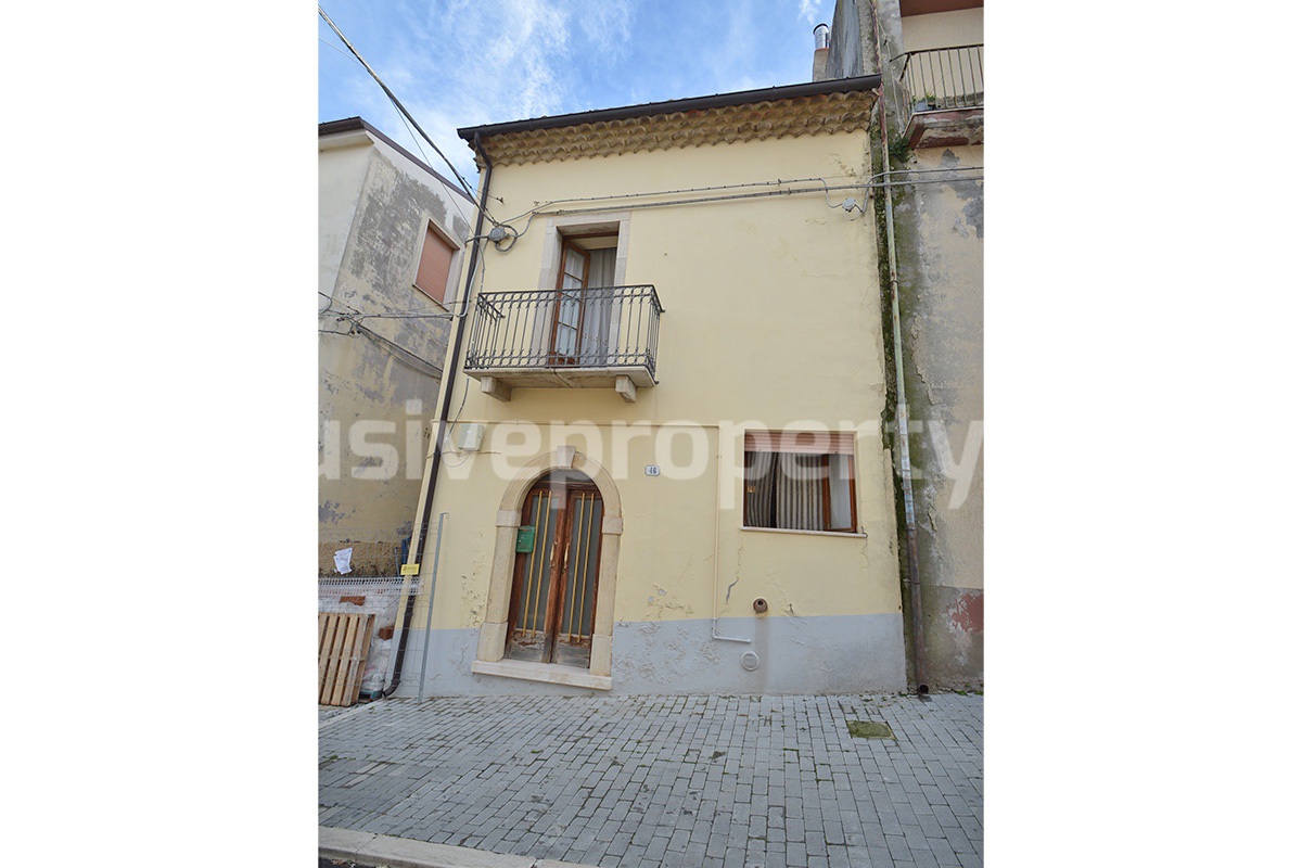 Charming 3-Bedroom Townhouse for Sale in the Historic Center of Acquaviva Collecroce in Molise