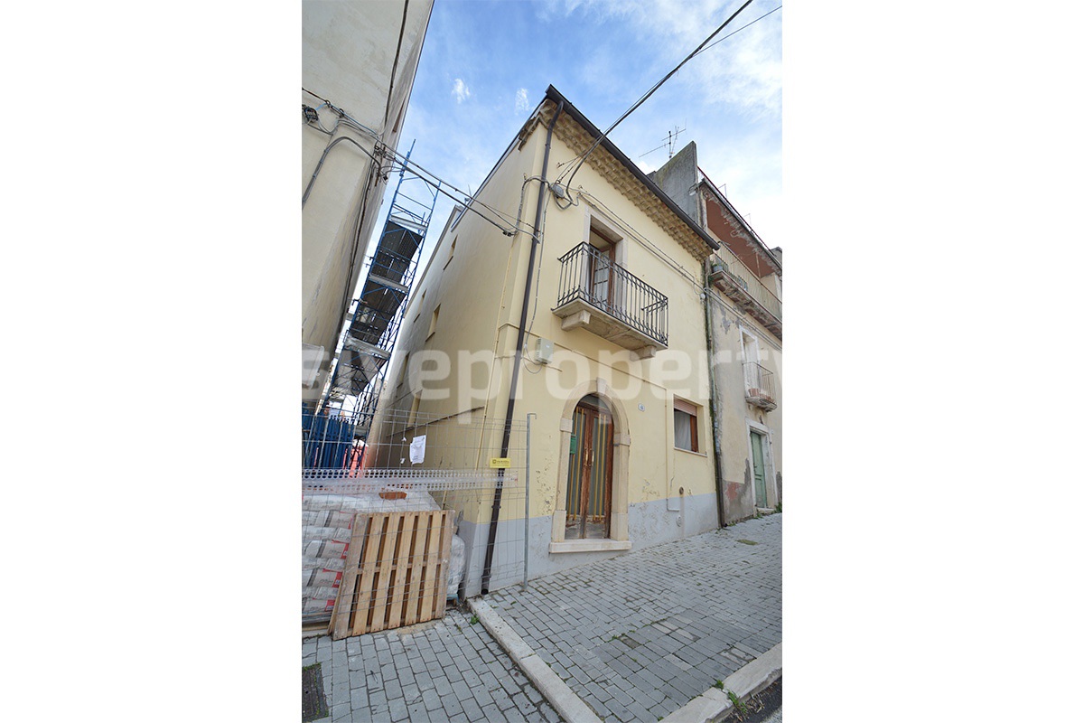 Charming 3-Bedroom Townhouse for Sale in the Historic Center of Acquaviva Collecroce in Molise