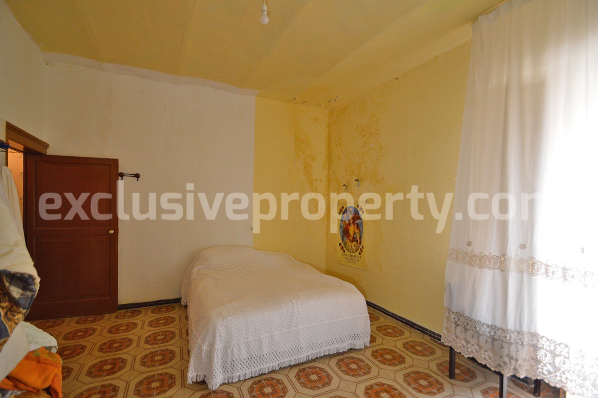 Charming 3-Bedroom Townhouse for Sale in the Historic Center of Acquaviva Collecroce in Molise