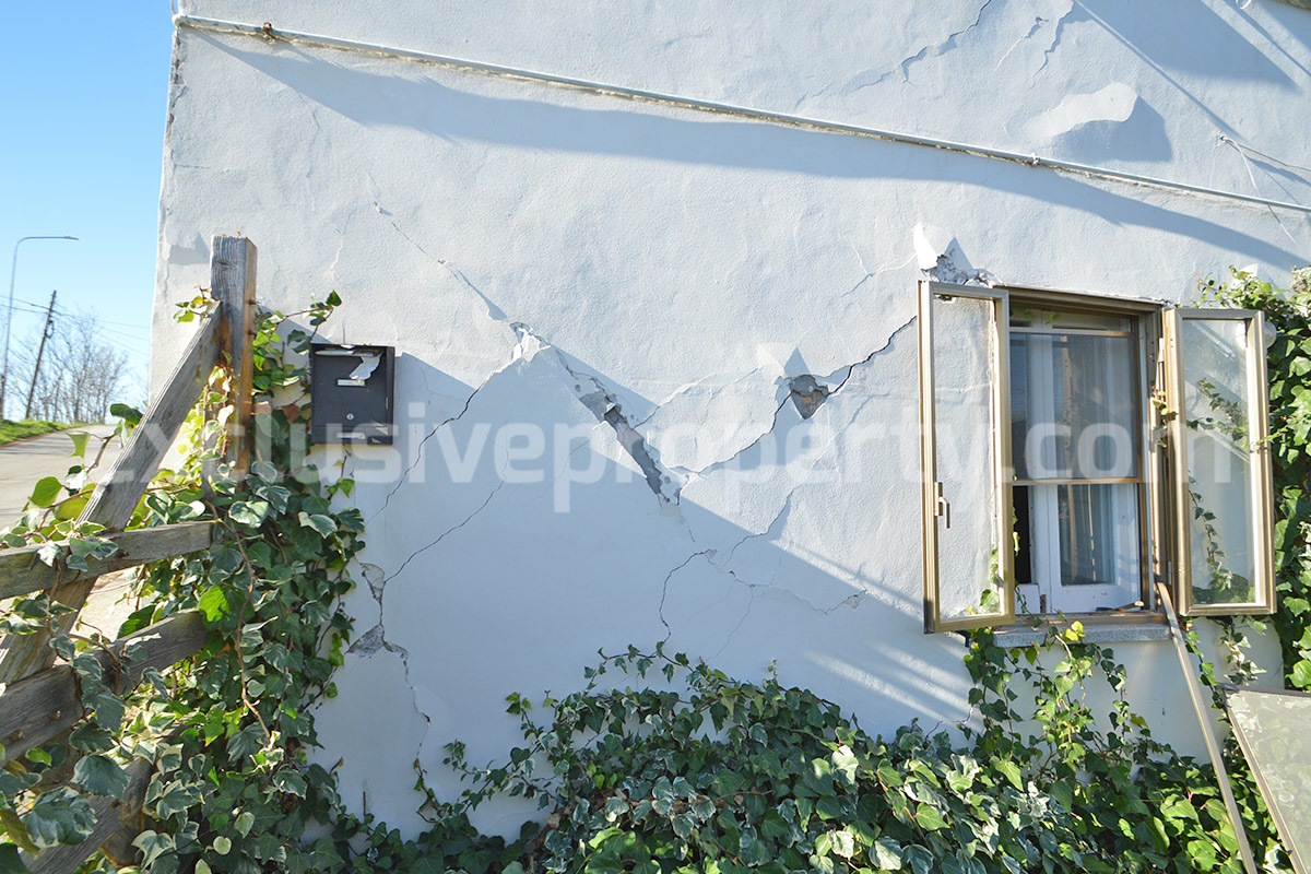 Charming Country House for Renovation with Land for Sale in Abruzzo - Italy - Peaceful Scerni Location