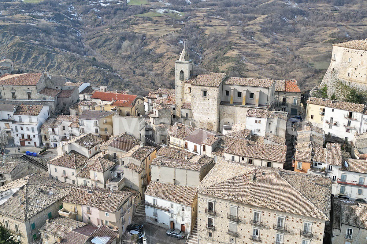 Historic Palace with Frescoes and Original Period Floors for Sale in Abruzzo - Italy